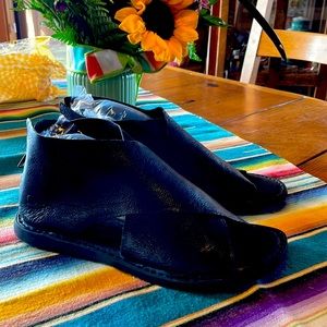 Beautiful new leather Born sandals.